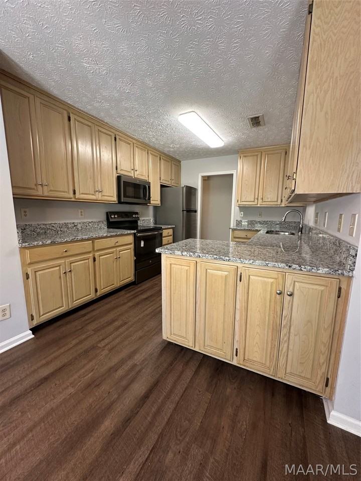 7204 Brampton Ln - Photo 4 of 19