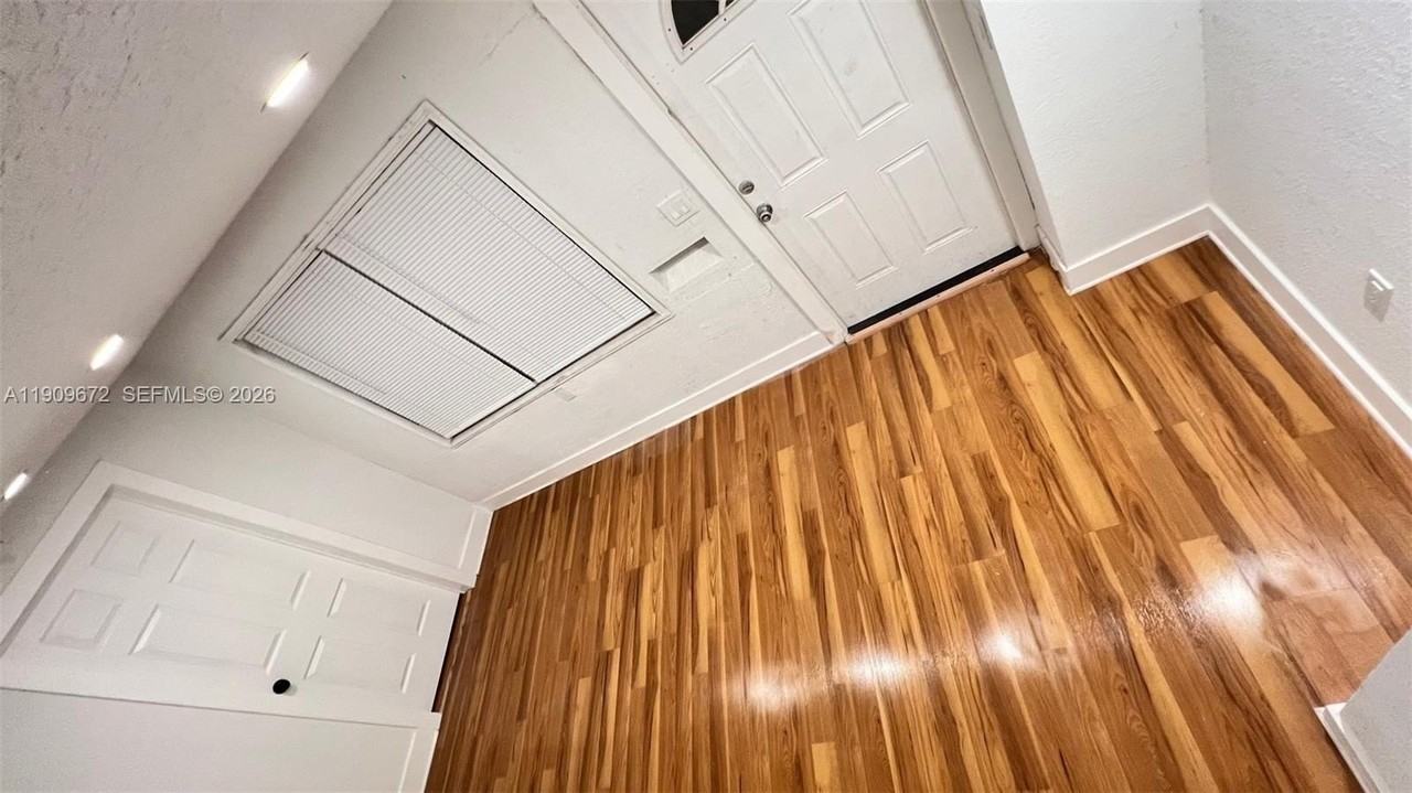 707 N J St - Photo 2 of 10