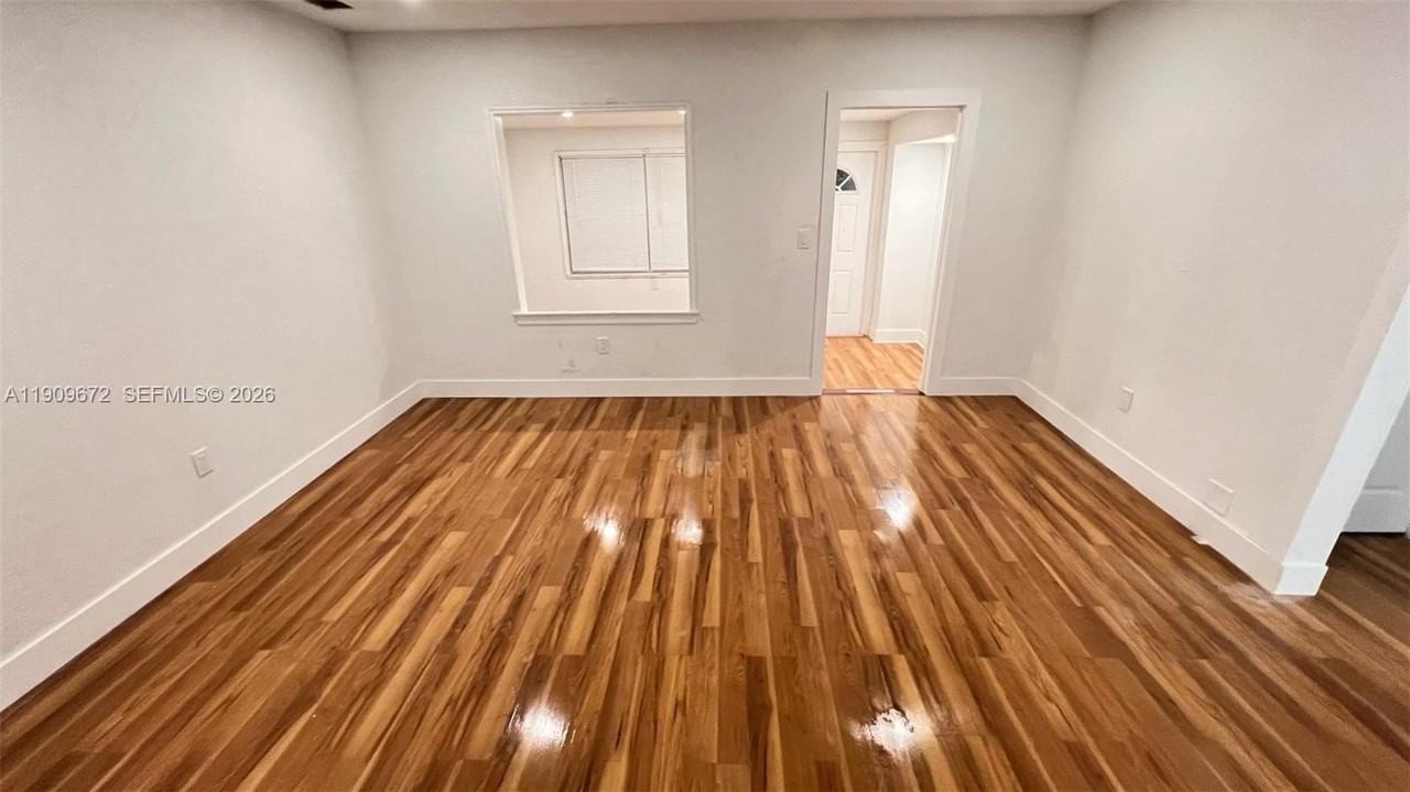 707 N J St - Photo 3 of 10