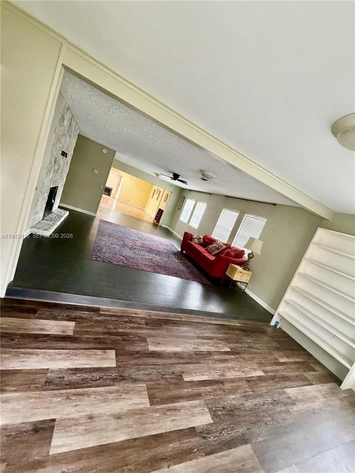 3900 W 17th St - Photo 4 of 13