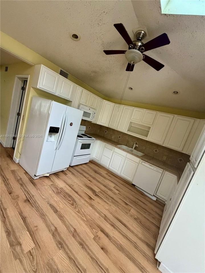 3900 W 17th St - Photo 5 of 13