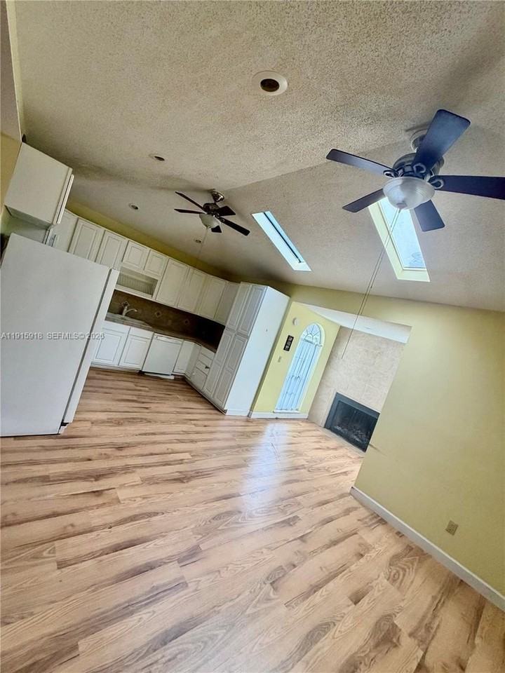 3900 W 17th St - Photo 6 of 13