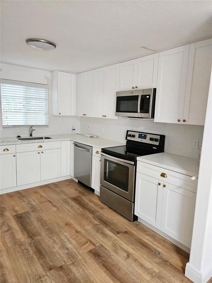 2641 Sw 31st Ave - Photo 2 of 12