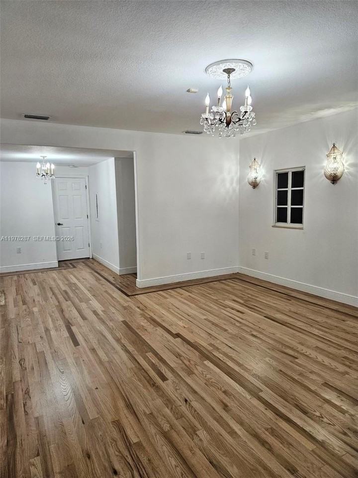 2641 Sw 31st Ave - Photo 3 of 12