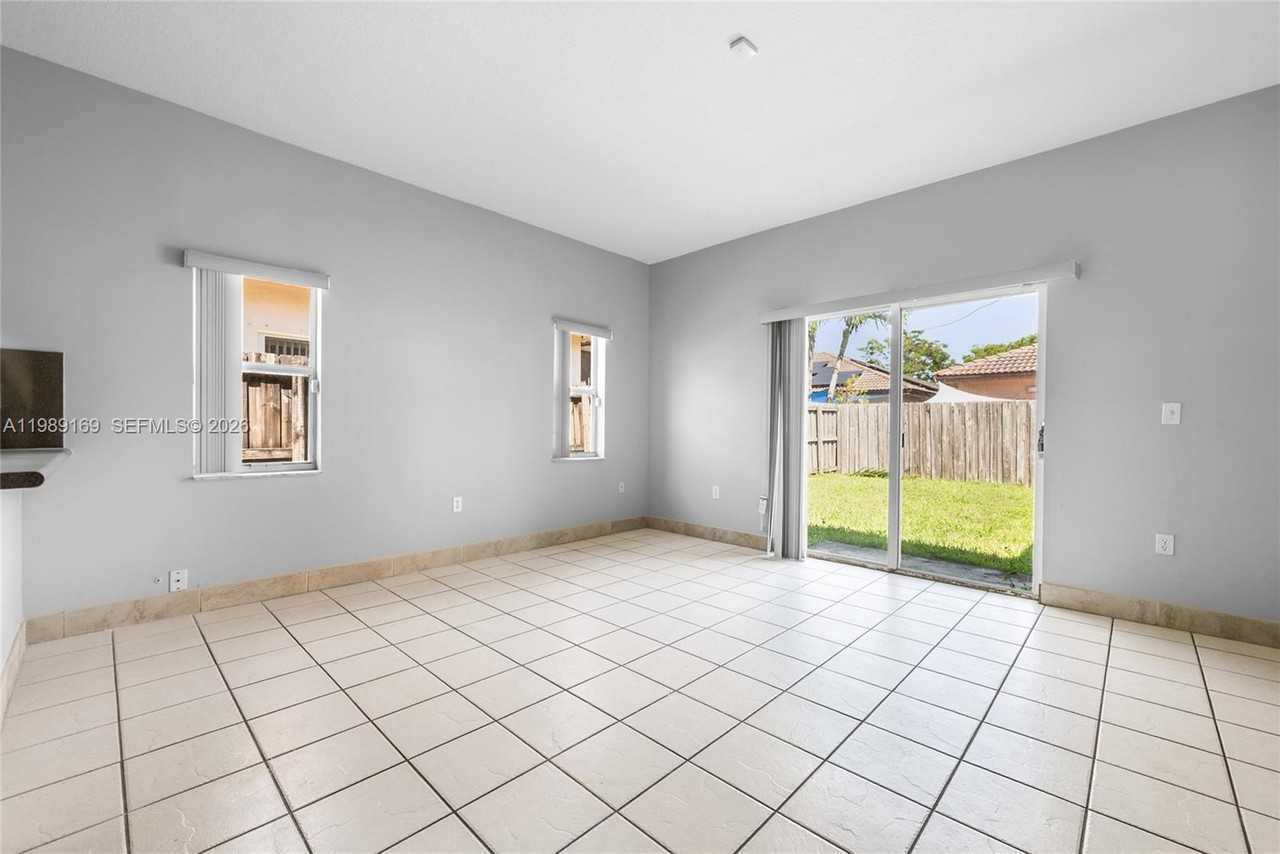 22901 Southwest 114th Avenue #22901 - Photo 5 of 10