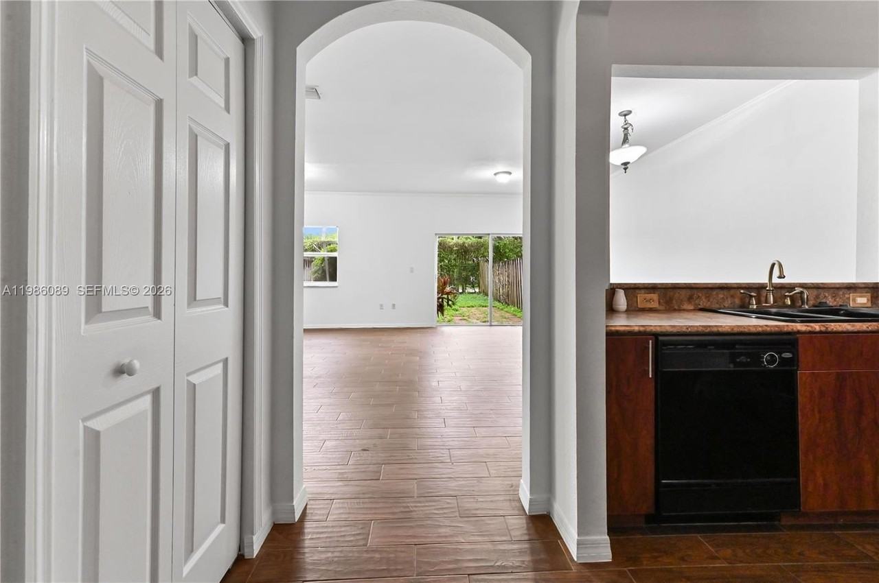 5043 Sw 140th Ter - Photo 6 of 34