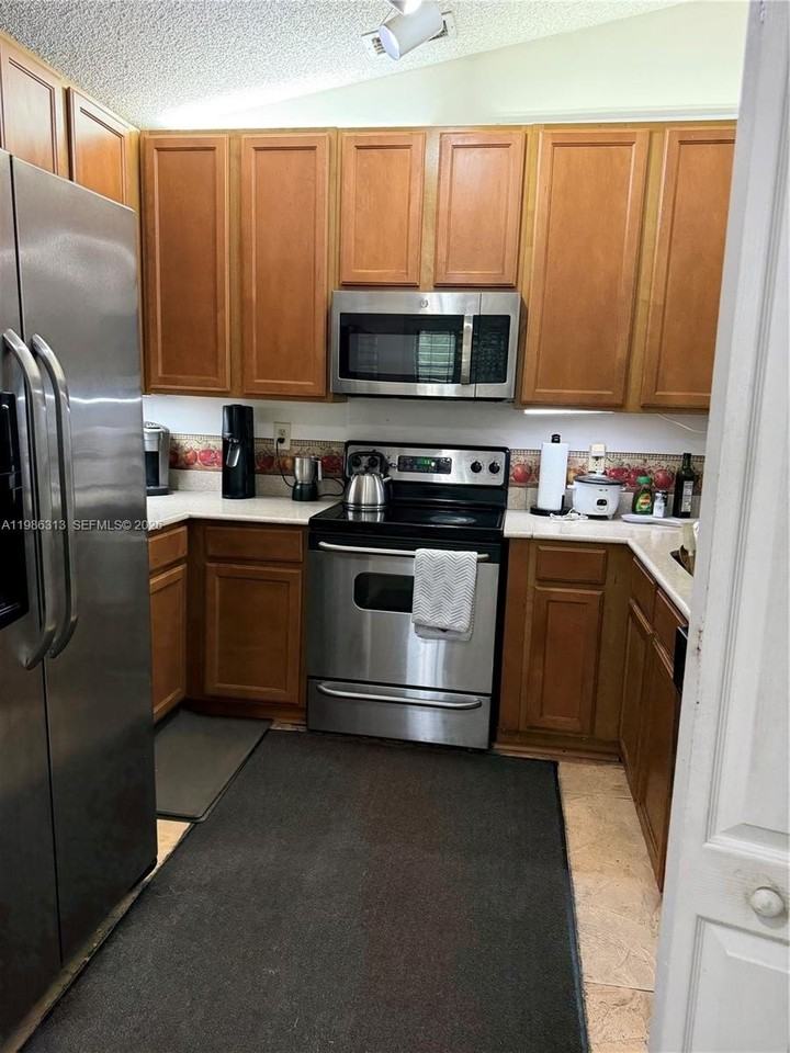 502 Sw 158th Ter #201 - Photo 6 of 7