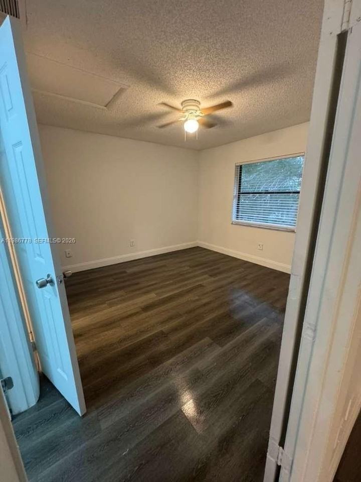 605 Ixoria Ave #15 - Photo 4 of 11