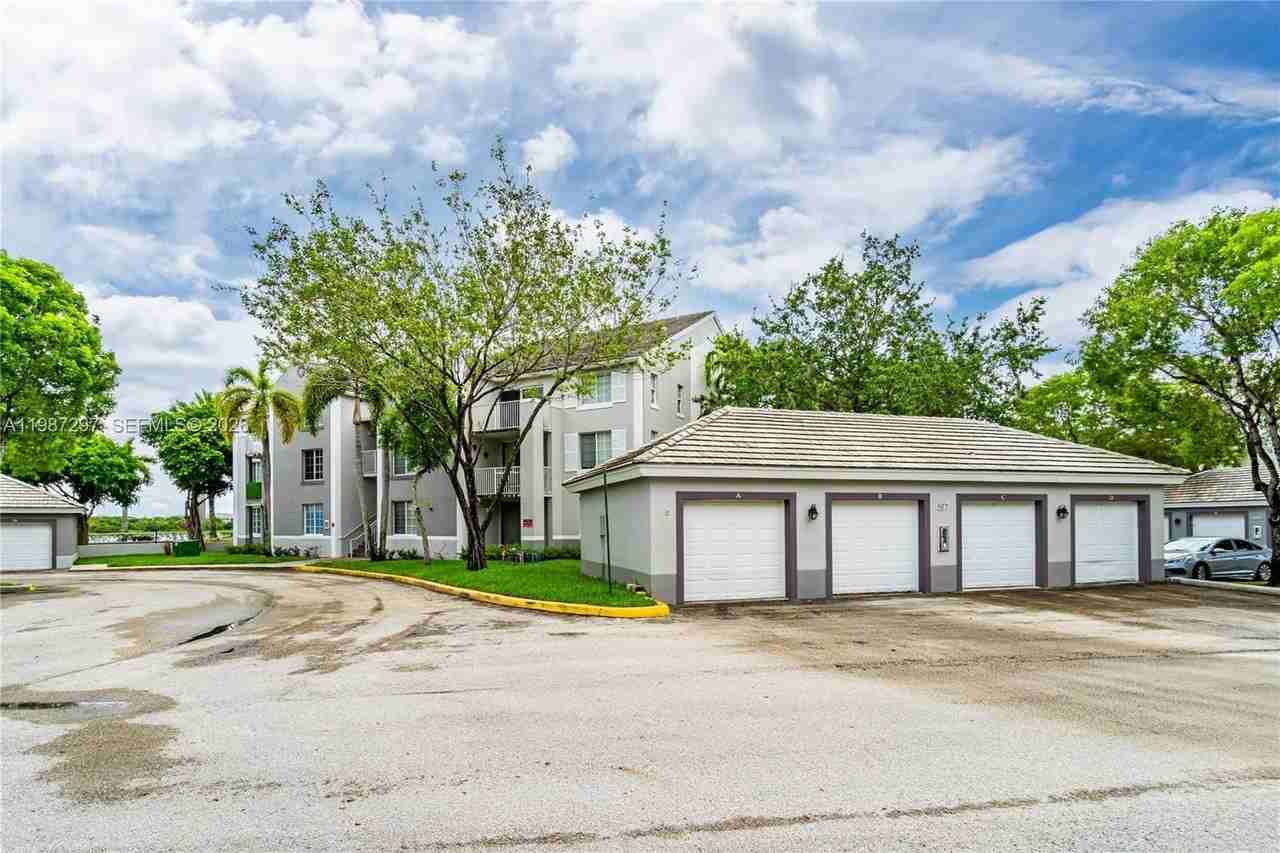 11185 Sw 6th St #301 - Photo 7 of 34