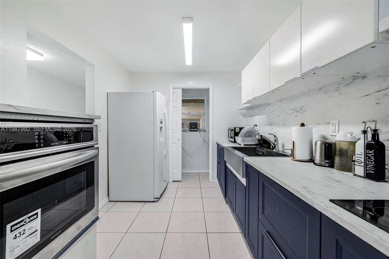 18001 N Bay Rd #505 - Photo 6 of 16