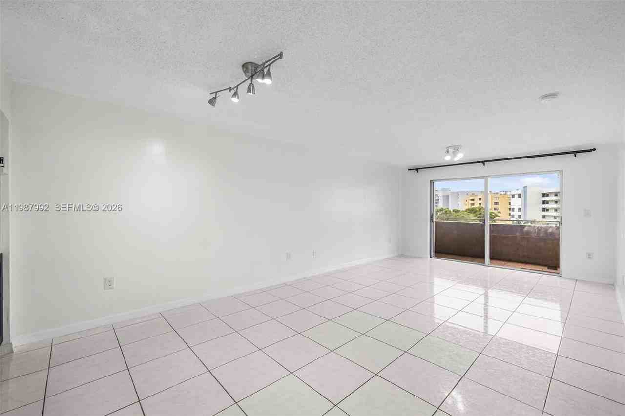 18001 N Bay Rd #505 - Photo 7 of 16