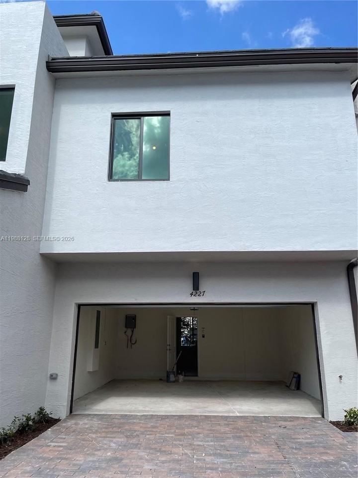 4227 Nw 83rd Ave - Photo 2 of 24