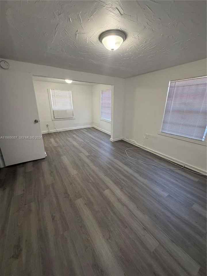 1811 Nw 84th St #3 - Photo 4 of 8