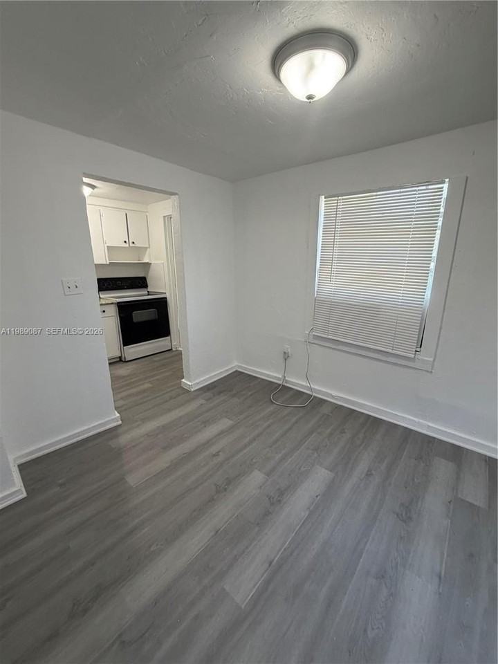 1811 Nw 84th St #3 - Photo 5 of 8