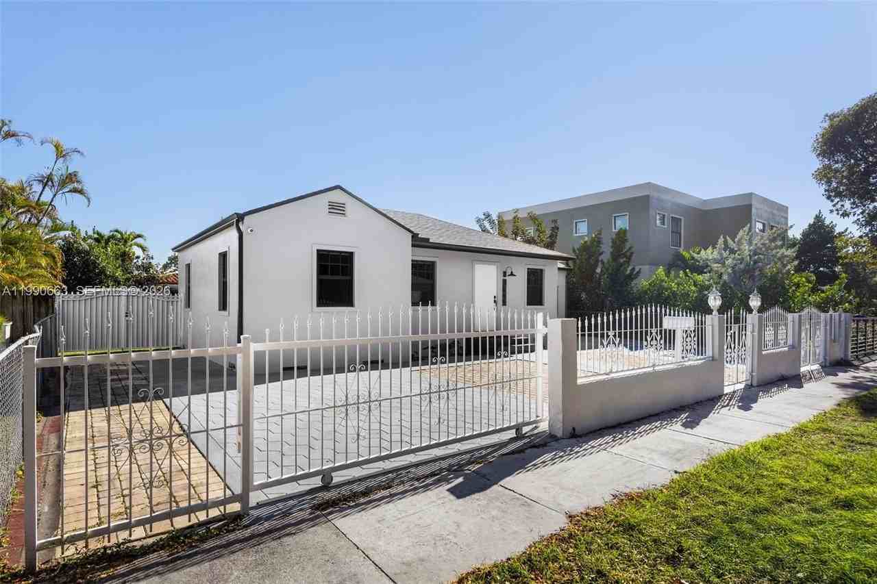 3640 Sw 13th St - Photo 4 of 50