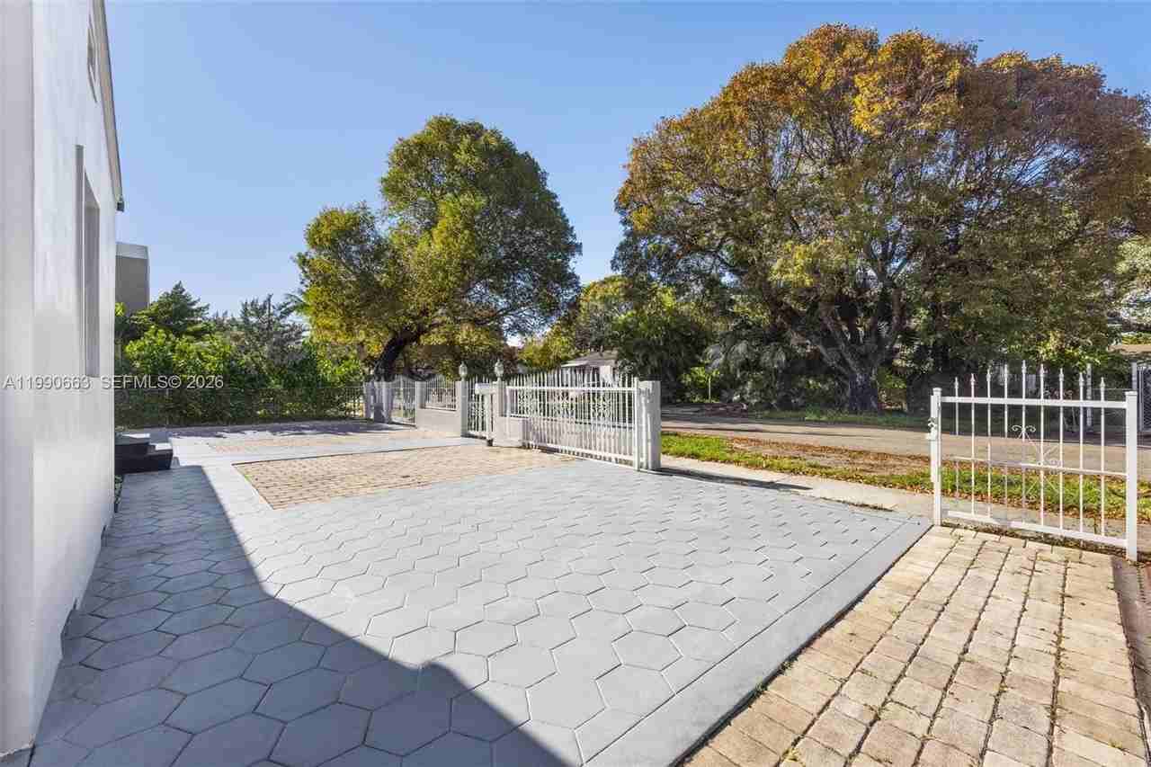 3640 Sw 13th St - Photo 7 of 50