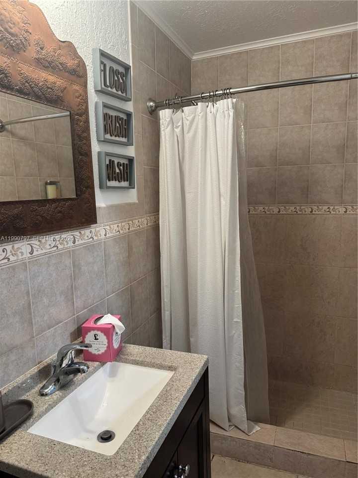 6126 Sw 61st St - Photo 4 of 8