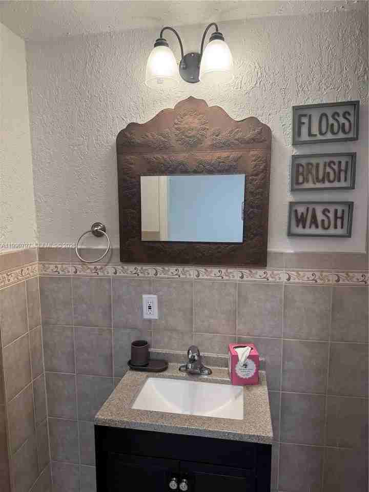 6126 Sw 61st St - Photo 6 of 8