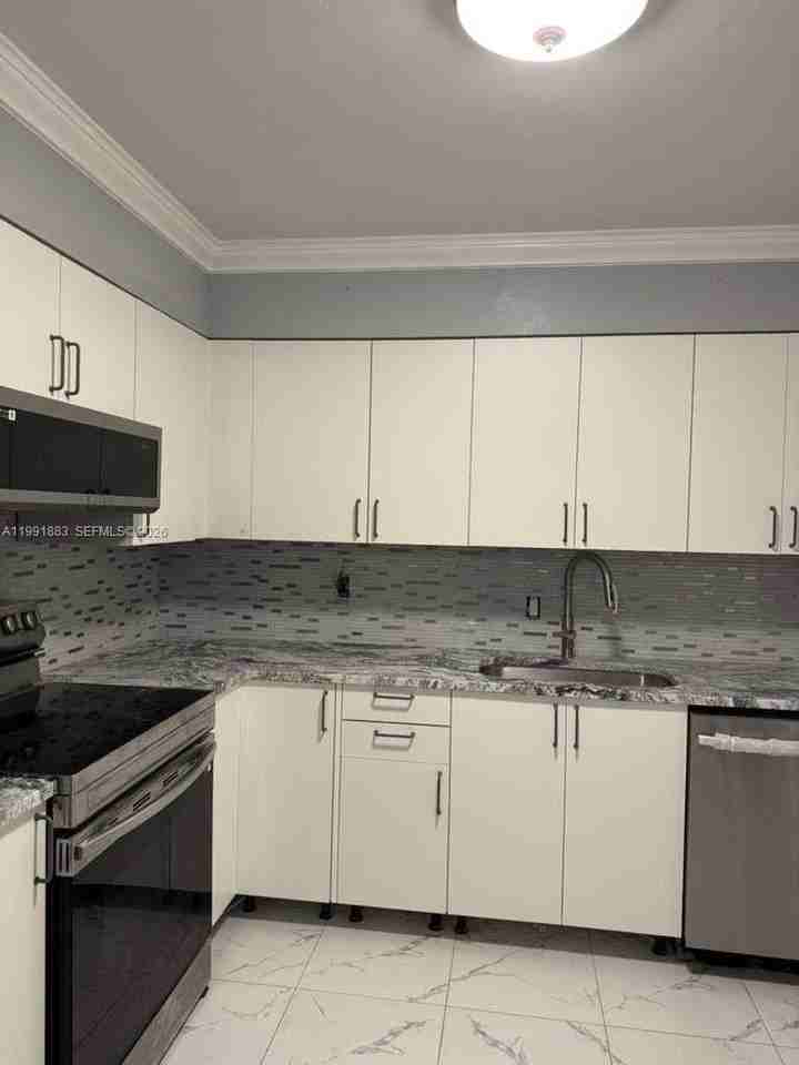 6610 Johnson St - Photo 4 of 16