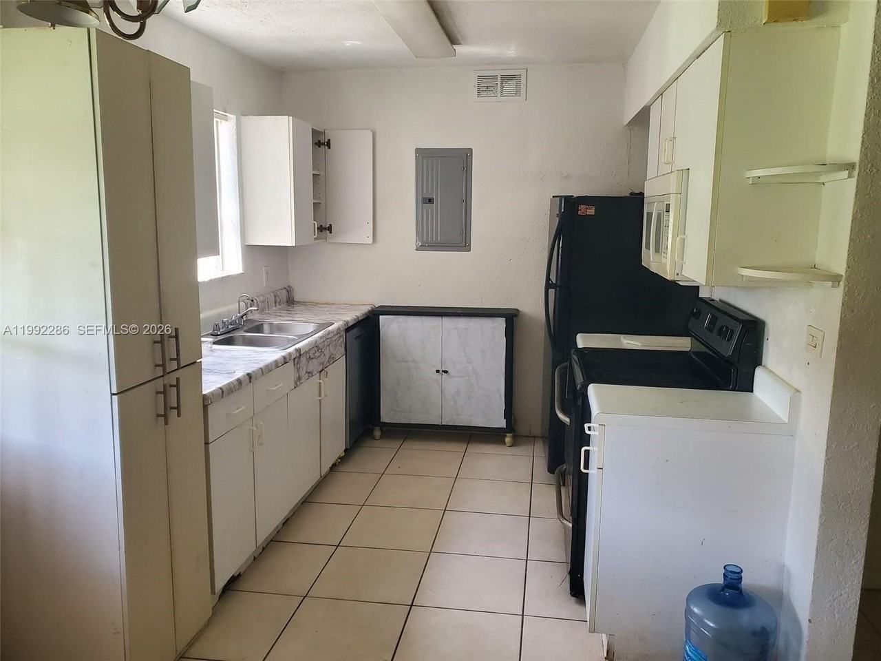 1810 N 62nd Ave - Photo 4 of 5