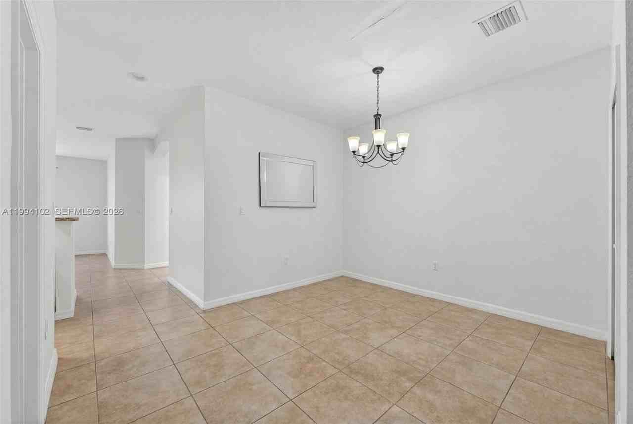 728 Ne 34th Ave #0 - Photo 5 of 29