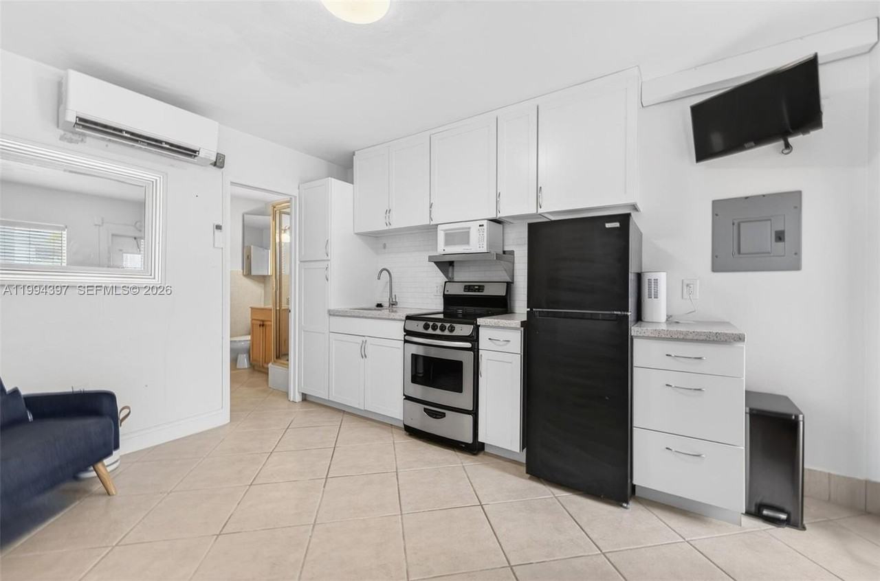 2508 Bay Dr #4 - Photo 4 of 13