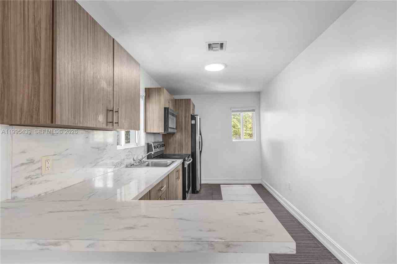 2132 Nw 47th St #2132 - Photo 5 of 26