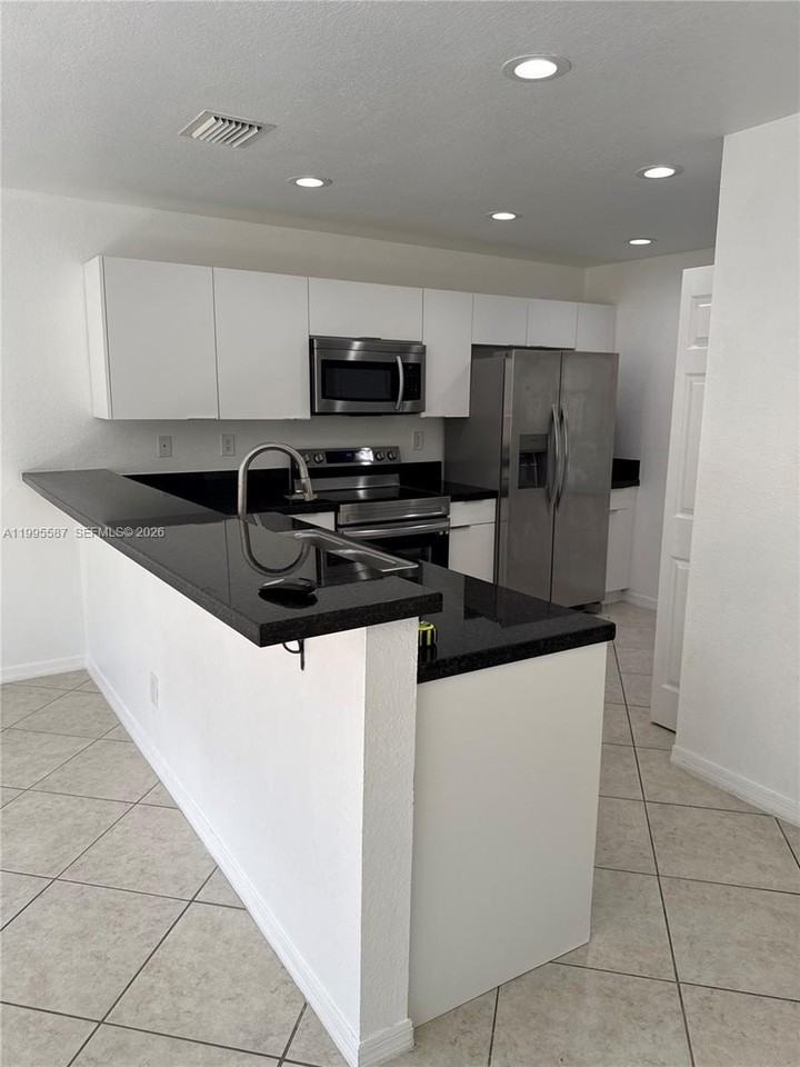 324 Ne 3rd St #D - Photo 2 of 36