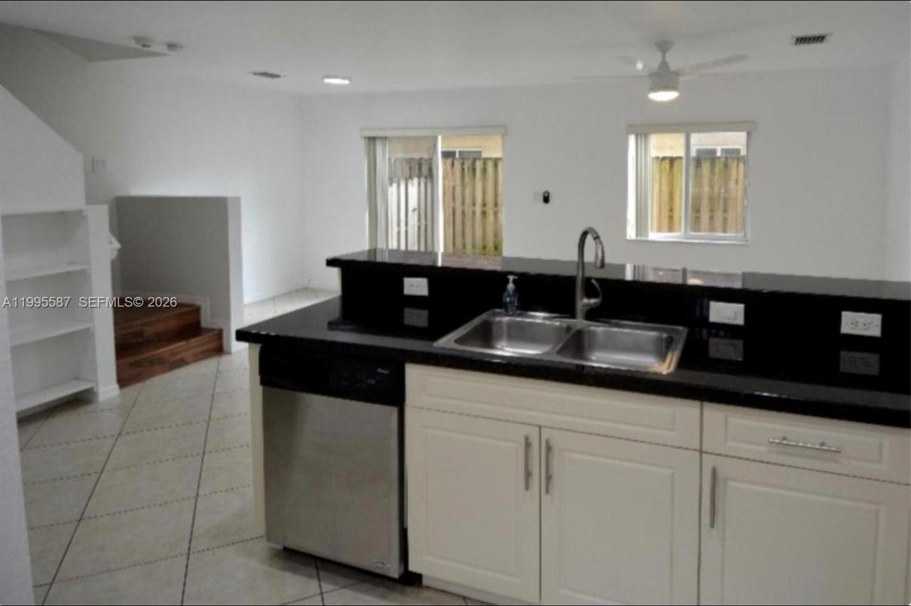 324 Ne 3rd St #D - Photo 3 of 36