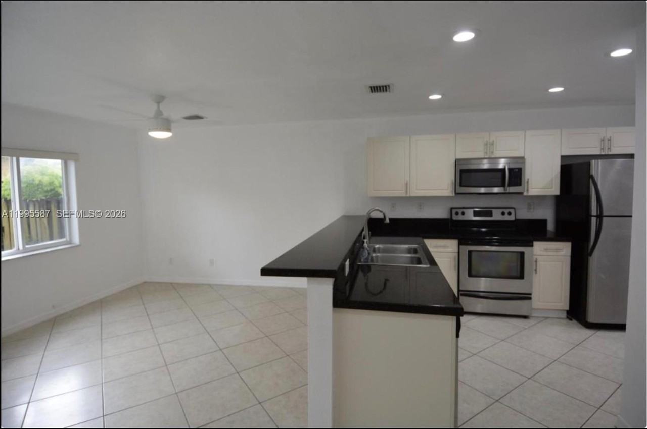 324 Ne 3rd St #D - Photo 4 of 36