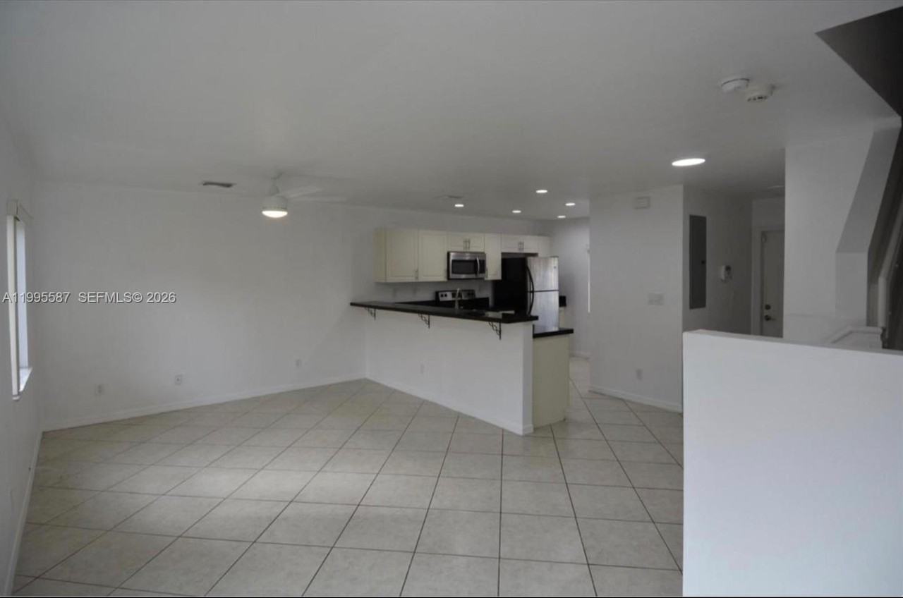 324 Ne 3rd St #D - Photo 6 of 36