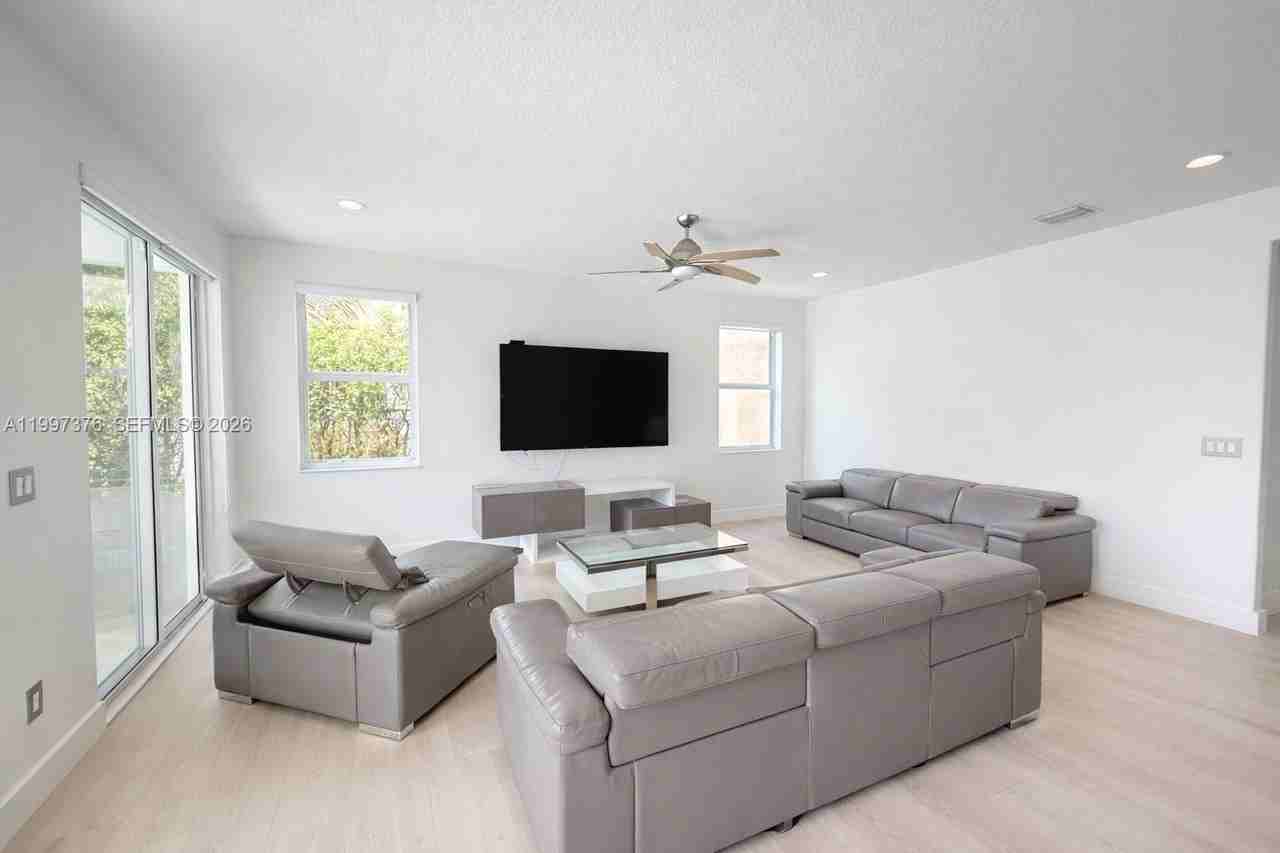 3821 Sw 167th Ave - Photo 4 of 24