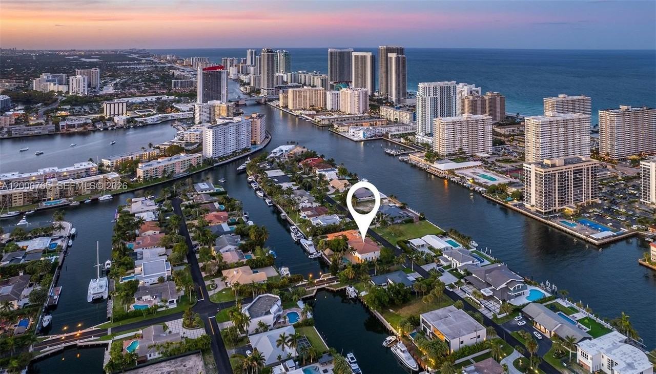 552 Palm Dr - Photo 3 of 50