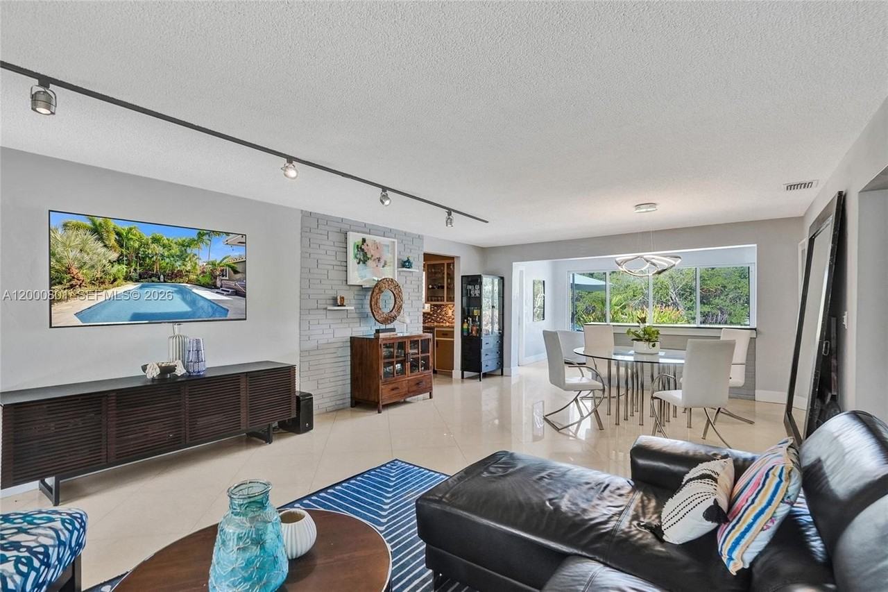 417 Ne 29th St - Photo 4 of 50