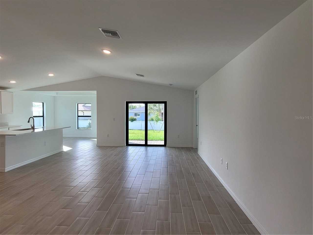 11100 Vanessa Ave - Photo 2 of 26