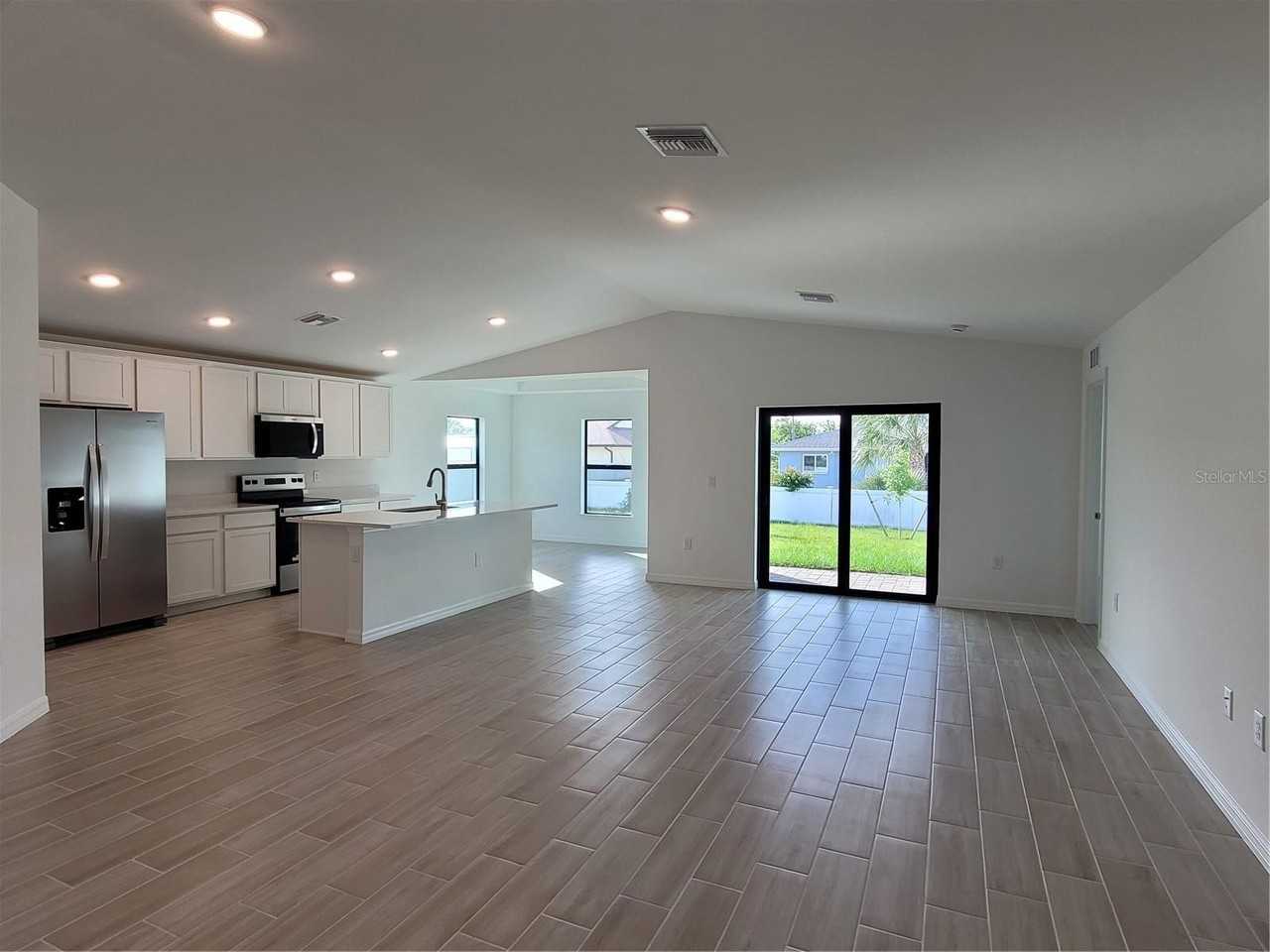 11100 Vanessa Ave - Photo 3 of 26