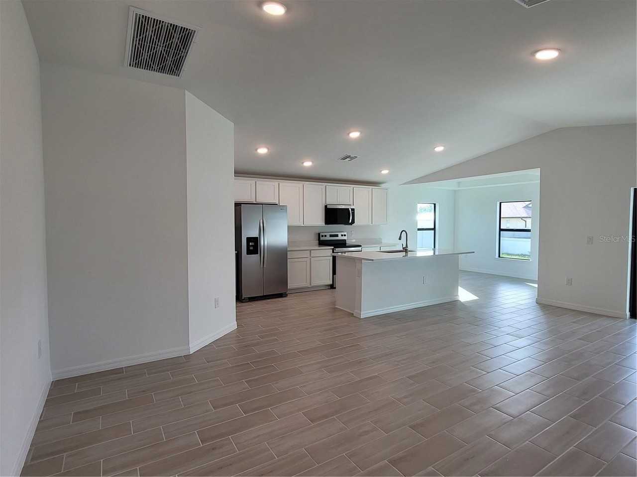 11100 Vanessa Ave - Photo 4 of 26