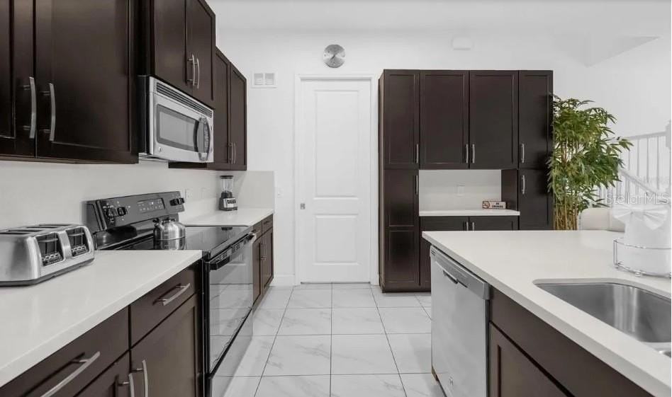 450 Captiva Dr - Photo 4 of 42