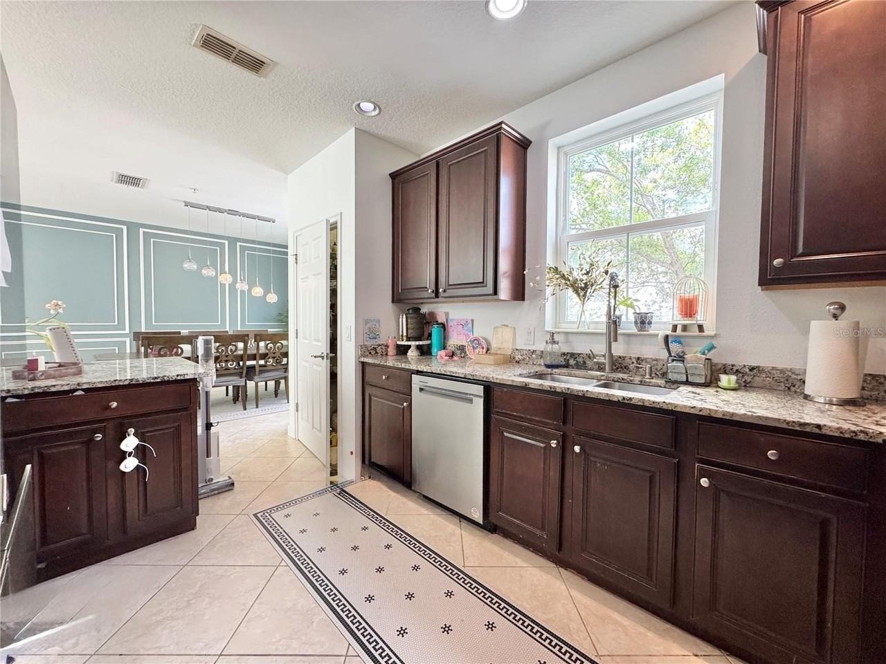 1191 Bolton Pl - Photo 6 of 30