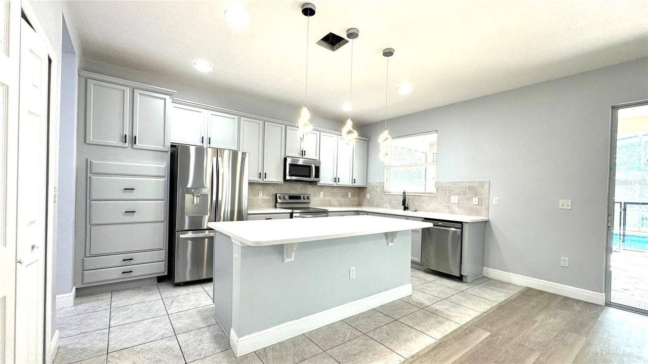 4718 Blue Diamond St - Photo 4 of 34