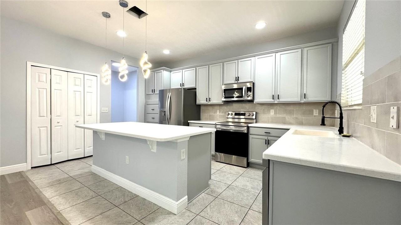 4718 Blue Diamond St - Photo 5 of 34