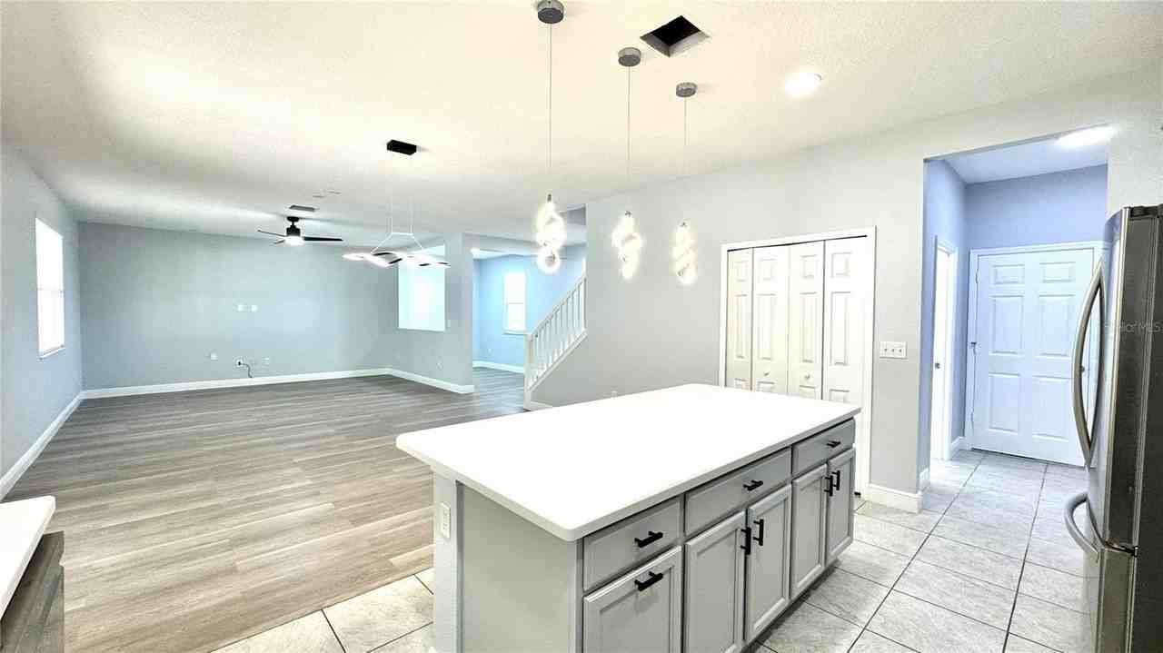 4718 Blue Diamond St - Photo 6 of 34
