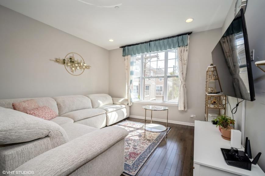 850 Lexington Cir W - Photo 2 of 10