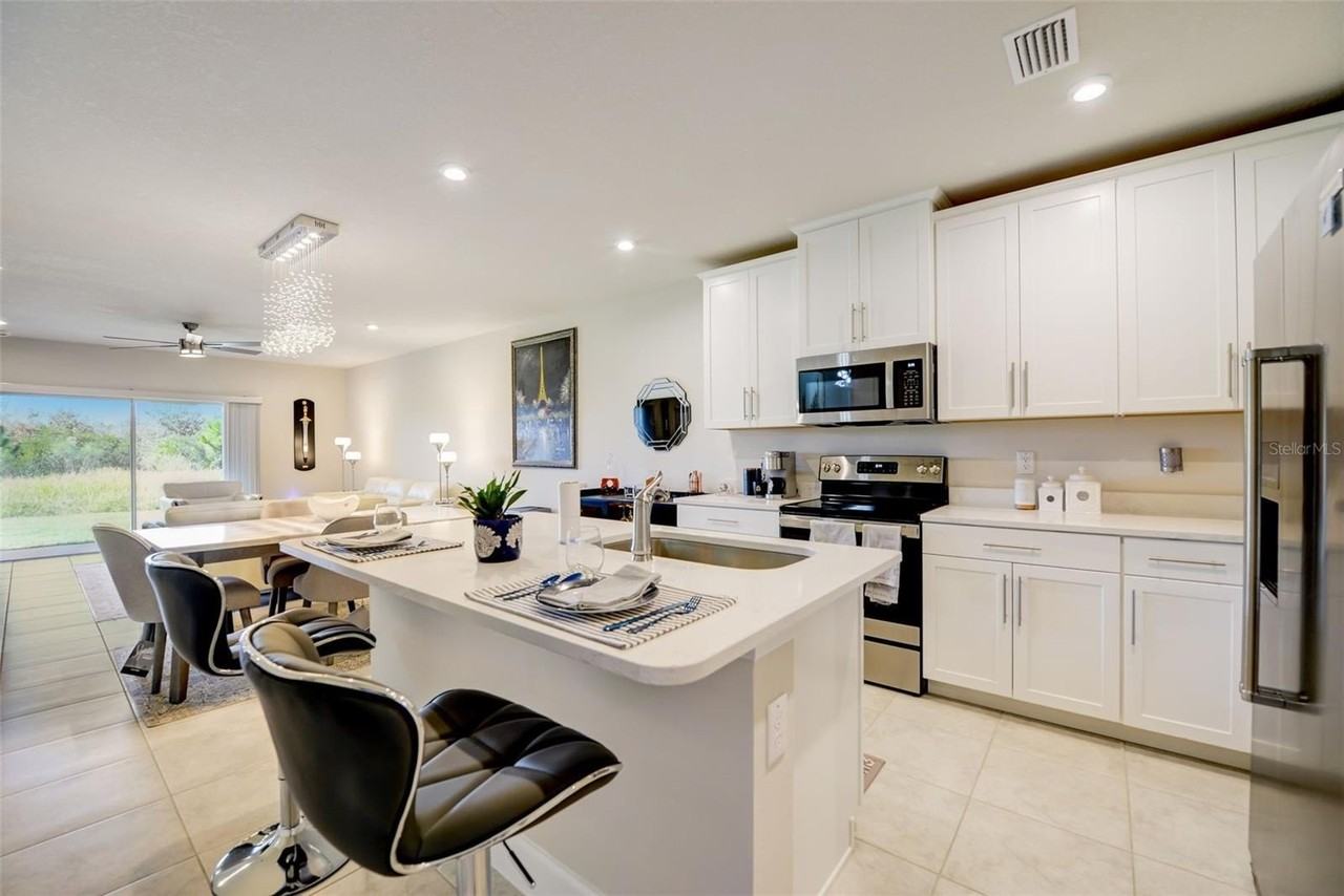 18027 Turning Leaf Cir - Photo 5 of 50