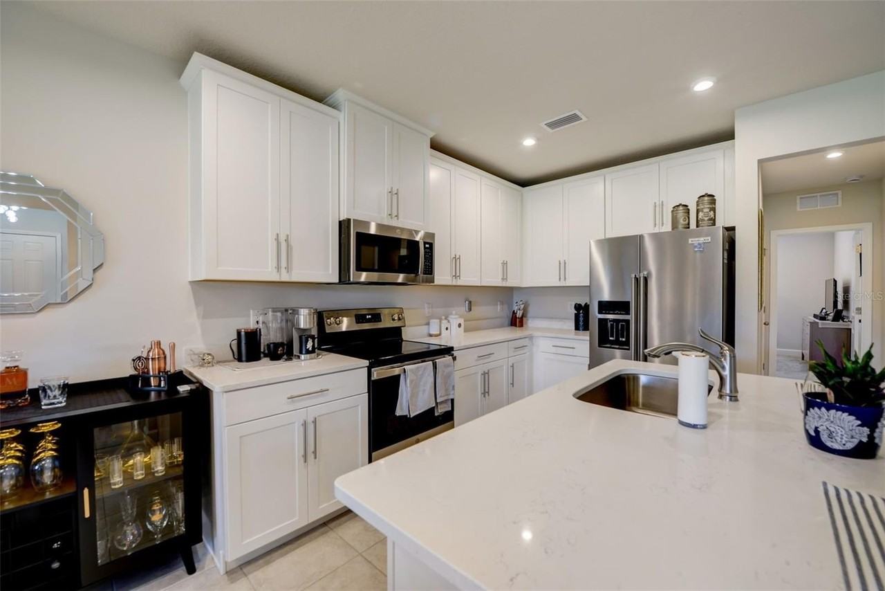 18027 Turning Leaf Cir - Photo 7 of 50