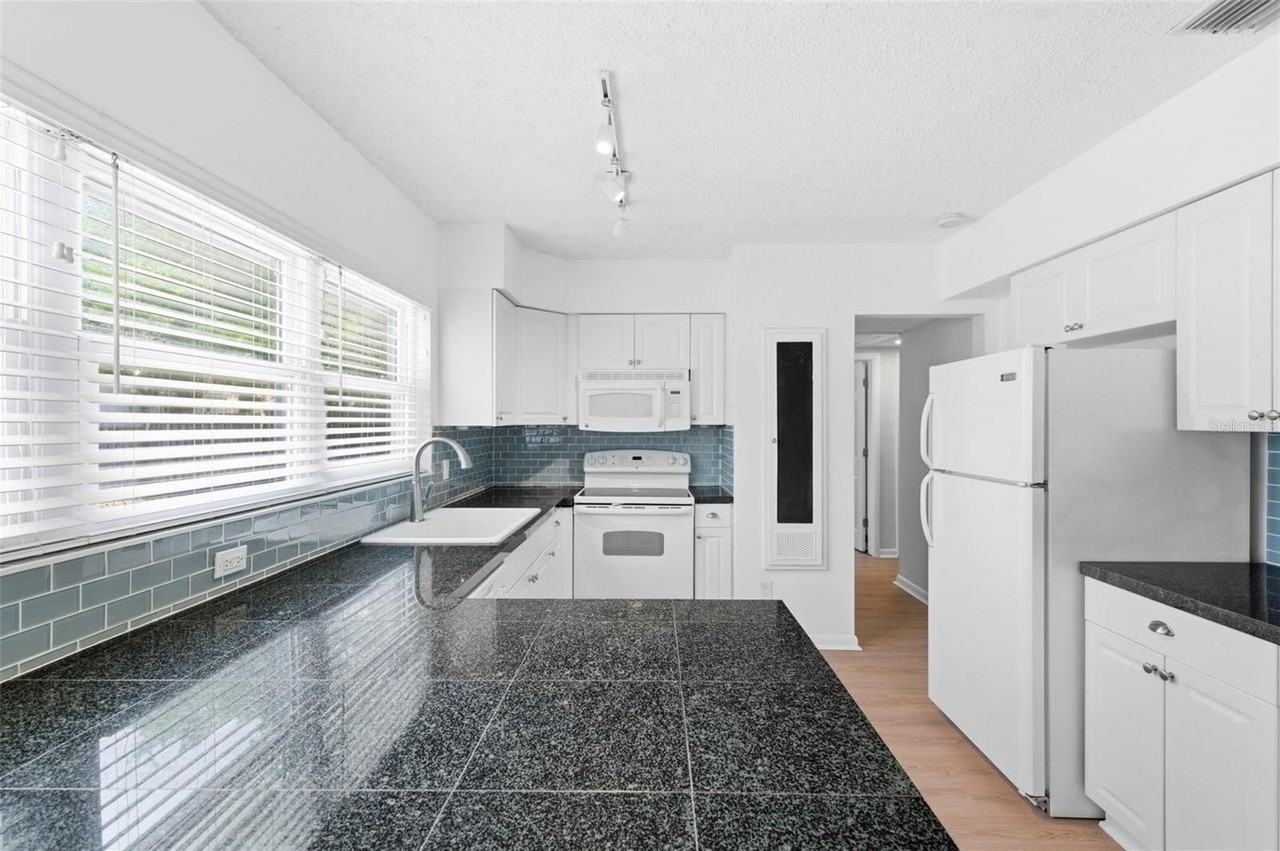 1600 Sherwood St - Photo 4 of 39