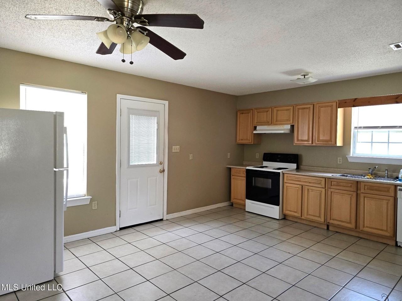 18037 W Third St - Photo 3 of 9