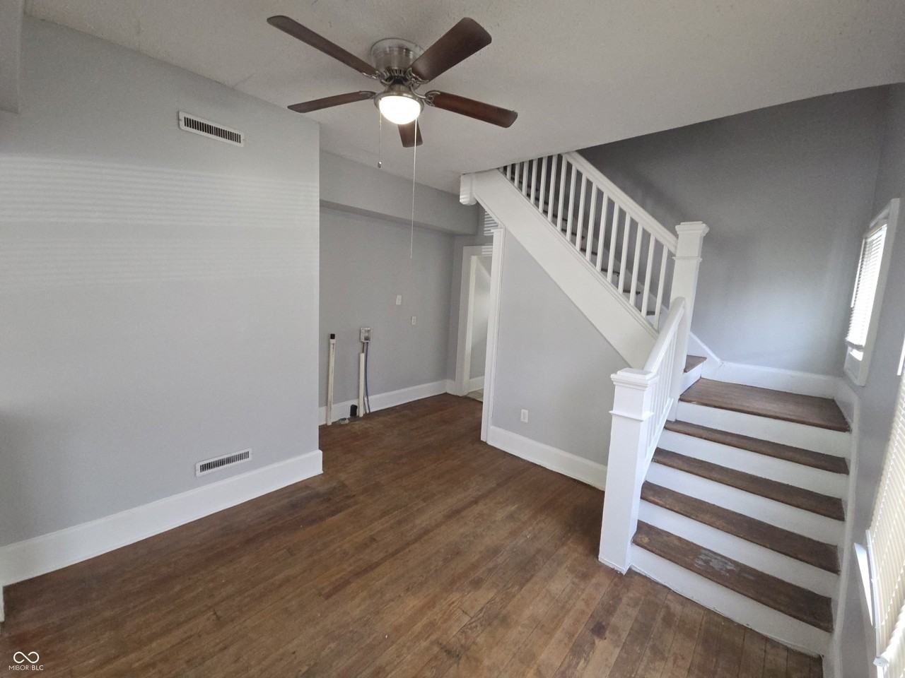 1339 Lee St - Photo 5 of 18