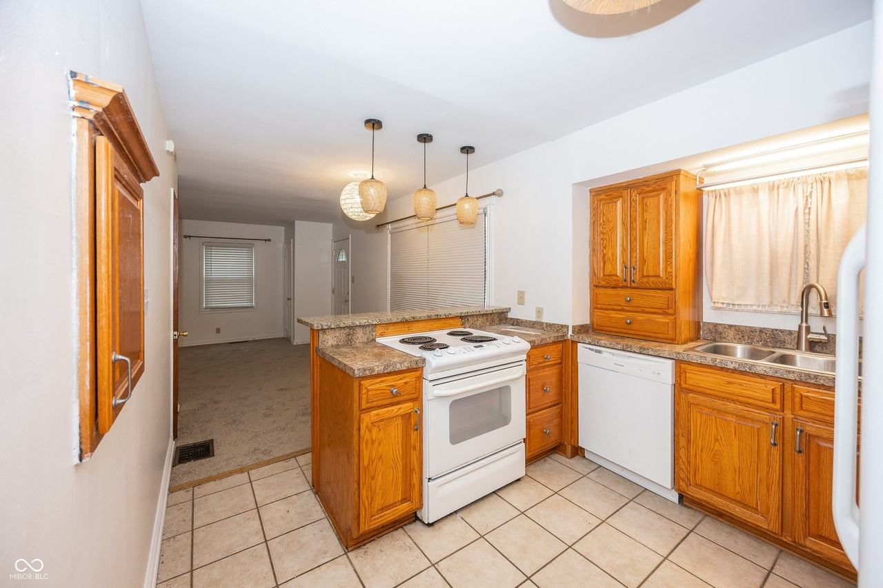 2360 Durham Dr - Photo 5 of 17