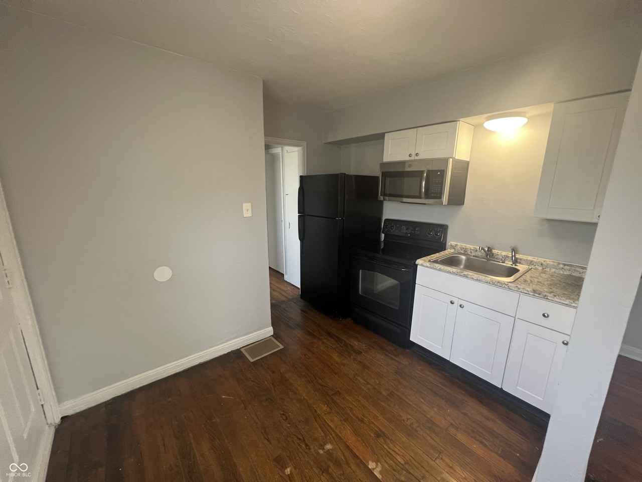 627 N Tibbs Ave - Photo 4 of 17